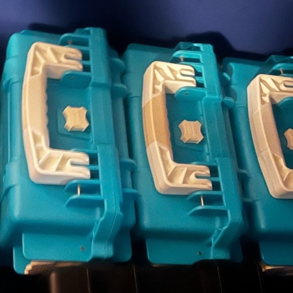 2 baby Blue Invicta watch cases - Picture 2 of 3